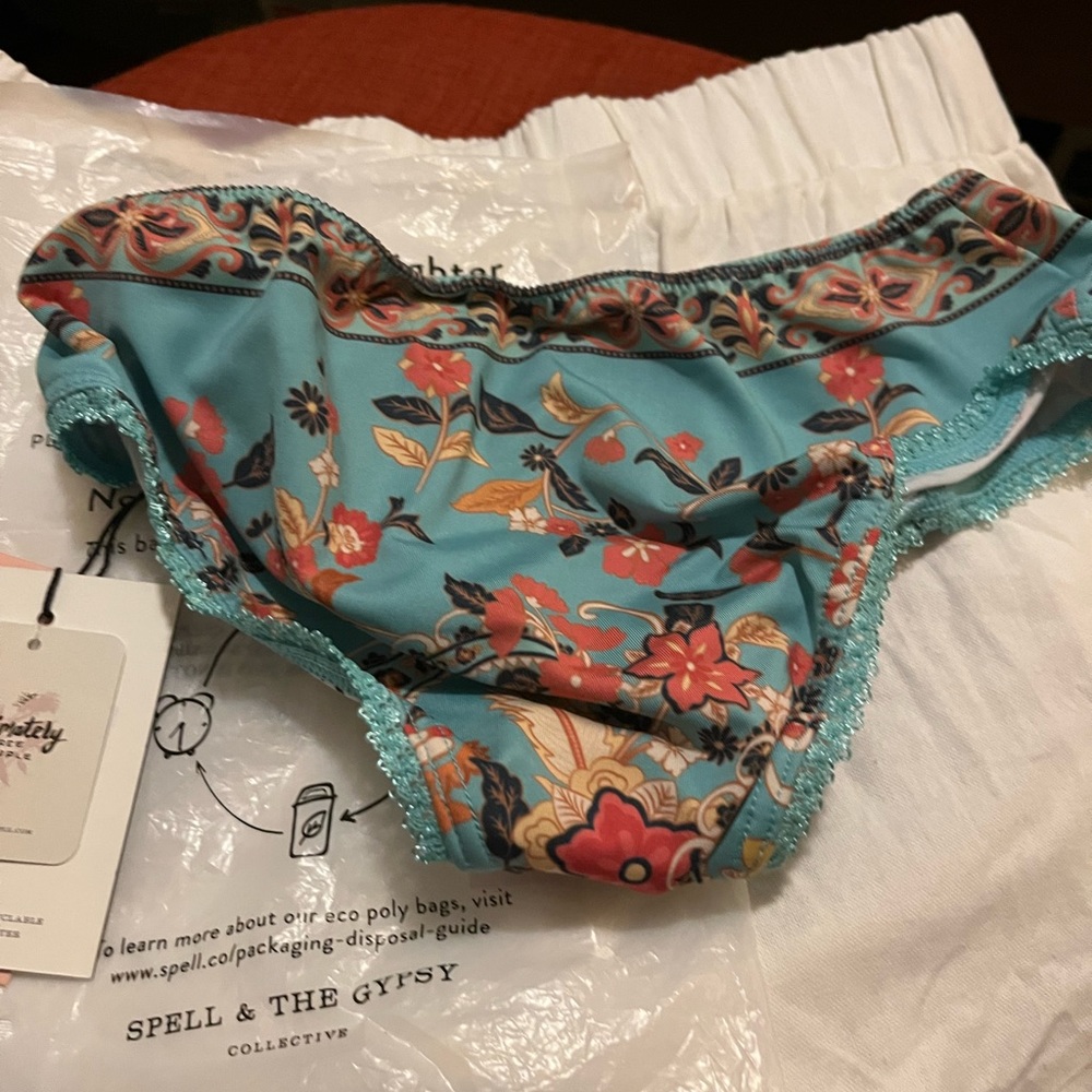 Hendrix Spell Med NWT